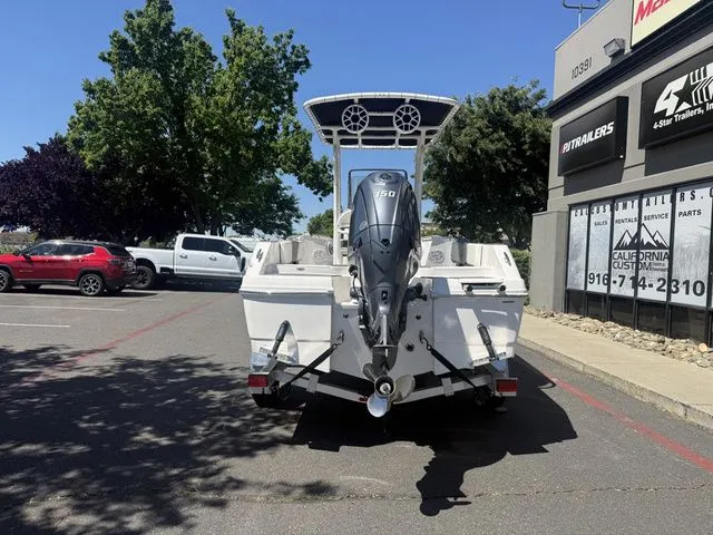 Slide: The Image of Robalo R180 Center Console 2025 - 4