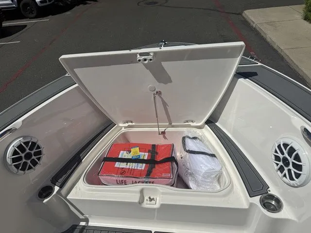 Slide: The Image of Robalo R180 Center Console 2025 - 40