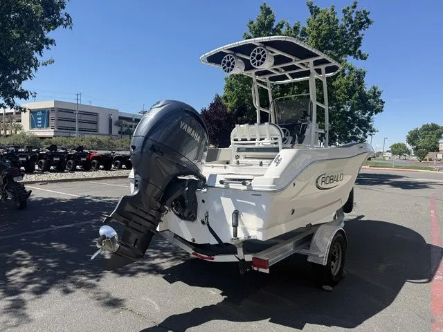 Slide: The Image of Robalo R180 Center Console 2025 - 5