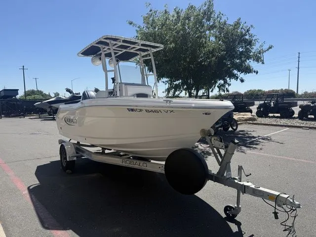 Slide: The Image of Robalo R180 Center Console 2025 - 6