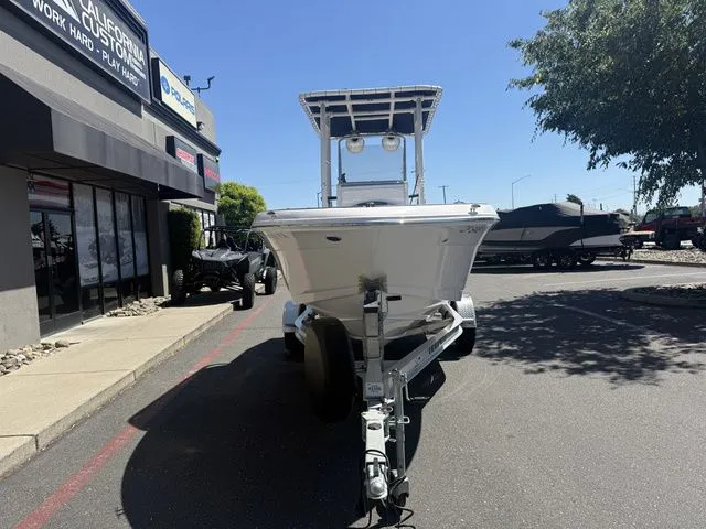 Slide: The Image of Robalo R180 Center Console 2025 - 7