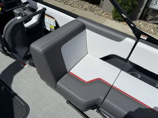 Slide: The Image of Manitou Cruise 20 Max Bench 2025 - 15