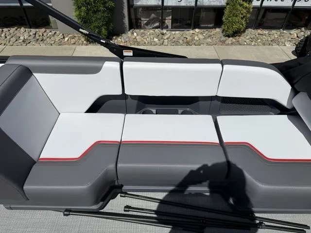 Slide: The Image of Manitou Cruise 20 Max Bench 2025 - 16