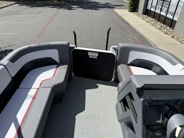 Slide: The Image of Manitou Cruise 20 Max Bench 2025 - 25