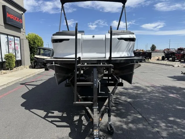 Slide: The Image of Manitou Cruise 20 Max Bench 2025 - 8