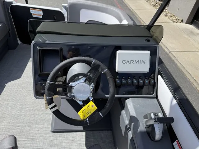 Slide: The Image of Manitou Cruise 20 Max Bench 2025 - 11