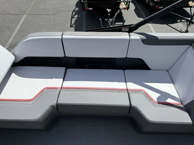 Slide: The Image of Manitou Cruise 20 Max Bench 2025 - 17