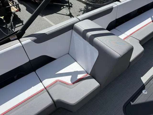 Slide: The Image of Manitou Cruise 20 Max Bench 2025 - 18