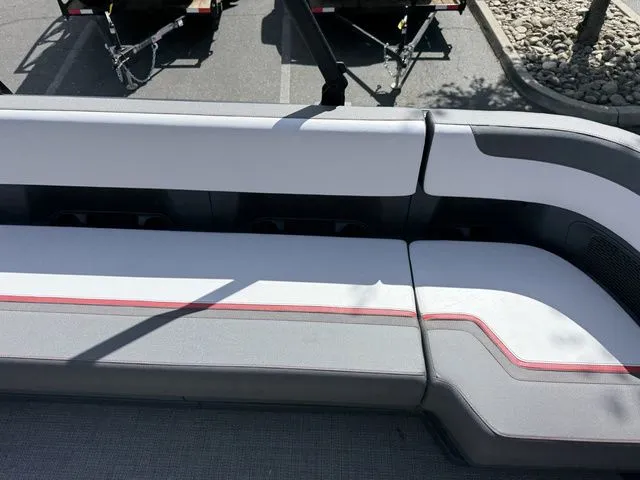 Slide: The Image of Manitou Cruise 20 Max Bench 2025 - 21