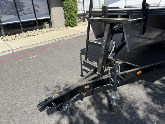 Slide: The Image of Manitou Cruise 20 Max Bench 2025 - 9