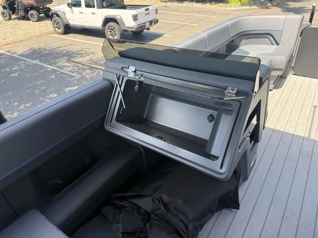 Slide: The Image of Manitou 24' Explore Switchback Stealth 2025 - 35