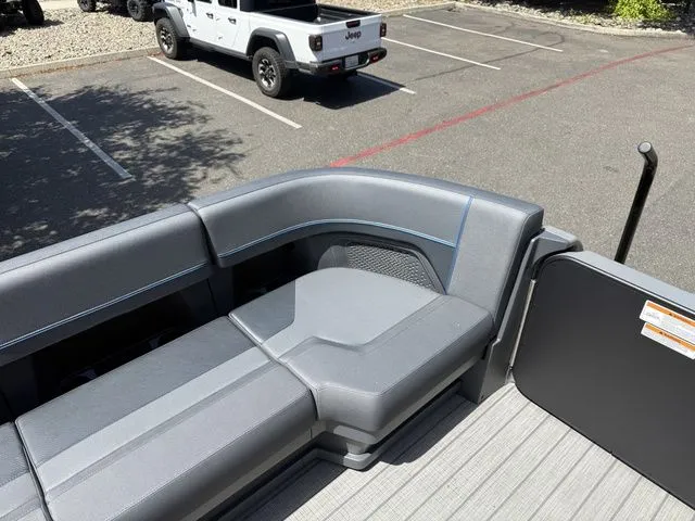 Slide: The Image of Manitou 24' Explore Switchback Stealth 2025 - 38
