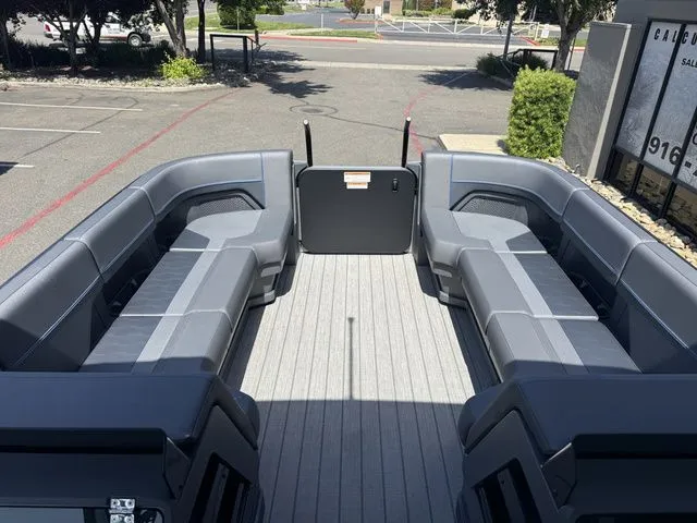 Slide: The Image of Manitou 24' Explore Switchback Stealth 2025 - 39