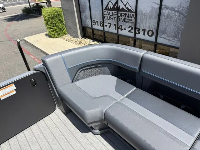 Slide: The Image of Manitou 24' Explore Switchback Stealth 2025 - 40