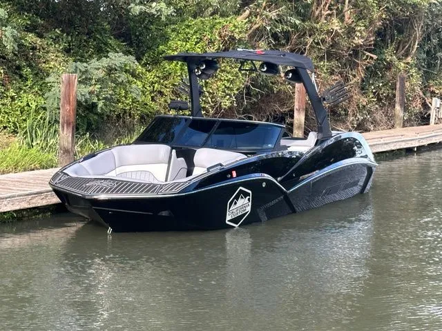 The Image of MB Sports 25 ALPHA B52 2025 - 1