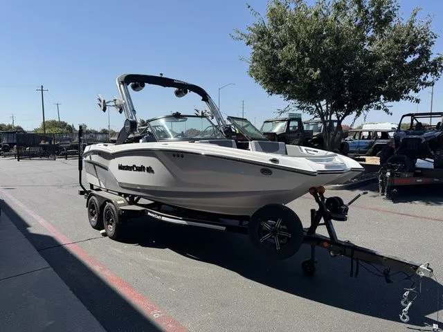 Slide: The Image of MasterCraft NXT20 2025 - 9