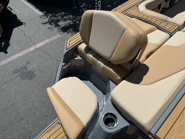 Slide: The Image of MasterCraft XT22 2025 - 33