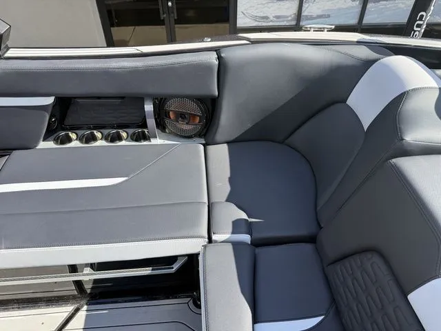 Slide: The Image of MasterCraft X24 2024 - 16