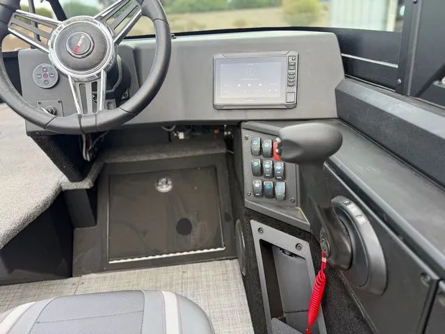 Slide: The Image of Alumacraft Competitor 185X SP FSX 2025 - 24