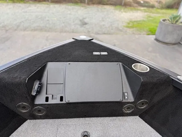 Slide: The Image of Alumacraft Competitor 185X SP FSX 2025 - 25