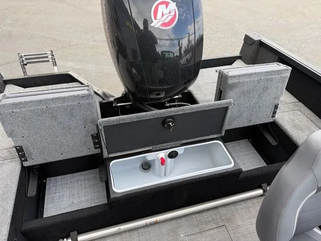 Slide: The Image of Alumacraft Competitor 185X SP FSX 2025 - 30