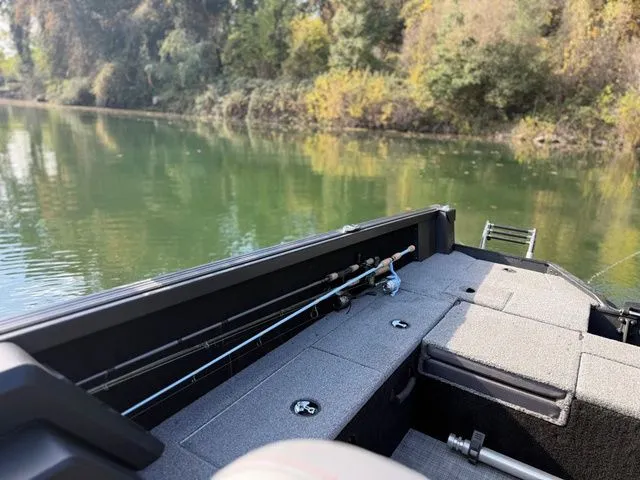 Slide: The Image of Alumacraft Competitor 185X SP FSX 2025 - 4