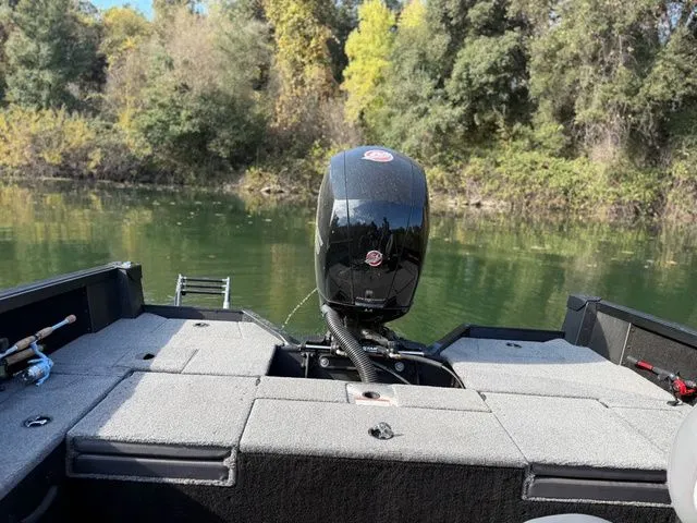 Slide: The Image of Alumacraft Competitor 185X SP FSX 2025 - 5