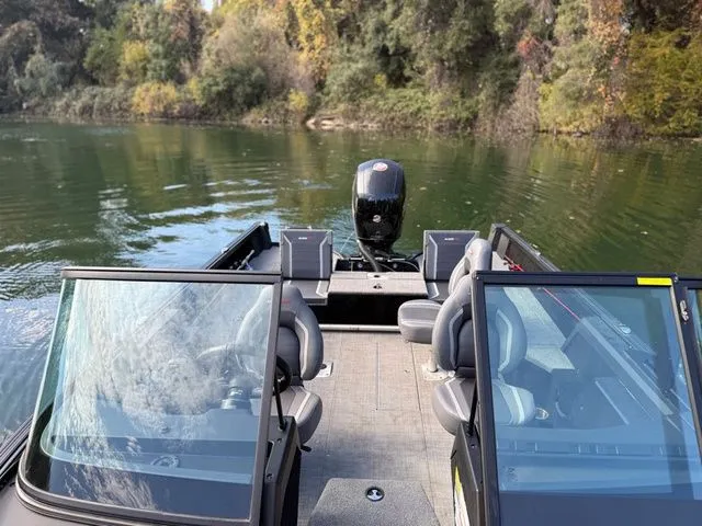 Slide: The Image of Alumacraft Competitor 185X SP FSX 2025 - 9