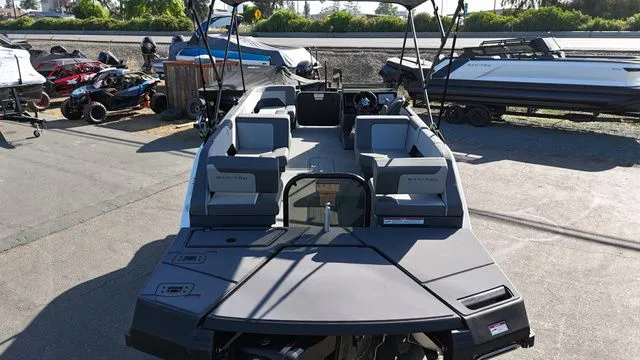 Slide: The Image of Manitou Cruise 20 Max Bench 2025 - 14