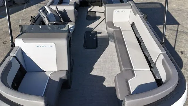 Slide: The Image of Manitou Cruise 20 Max Bench 2025 - 15