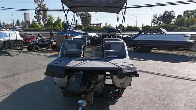 Slide: The Image of Manitou Cruise 20 Max Bench 2025 - 6