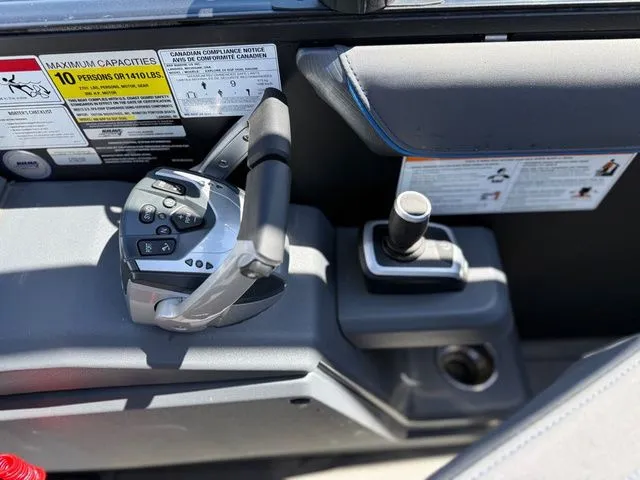 Slide: The Image of Manitou Explore 24 Max Switchback Dual Engine 2025 - 13