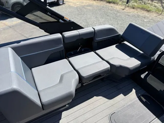 Slide: The Image of Manitou Explore 24 Max Switchback Dual Engine 2025 - 14