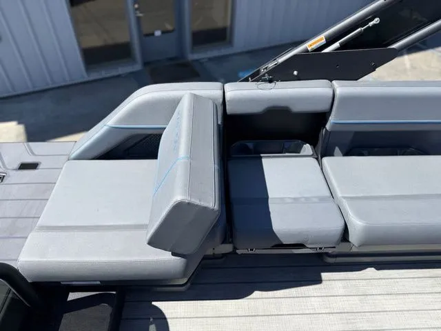 Slide: The Image of Manitou Explore 24 Max Switchback Dual Engine 2025 - 17