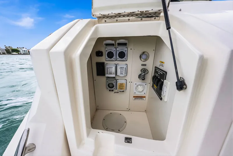 Slide: The Image of Sea Ray 320 DA OB 2022 - 81