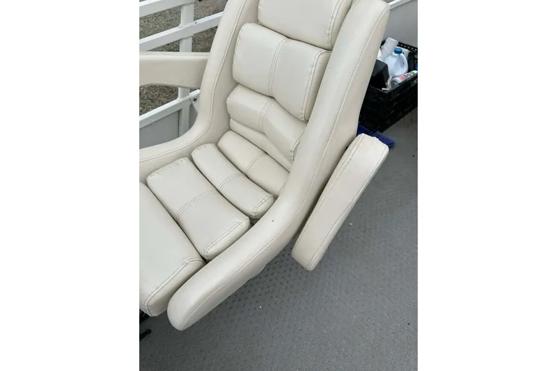 Slide: The Image of Cream leather seat on 2011 Bentley Pontoons 250/253 Elite Admiral boat. - 13