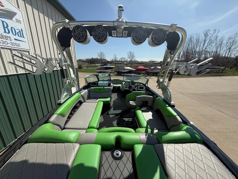 Slide: The Image of MasterCraft X25 2015 - 13