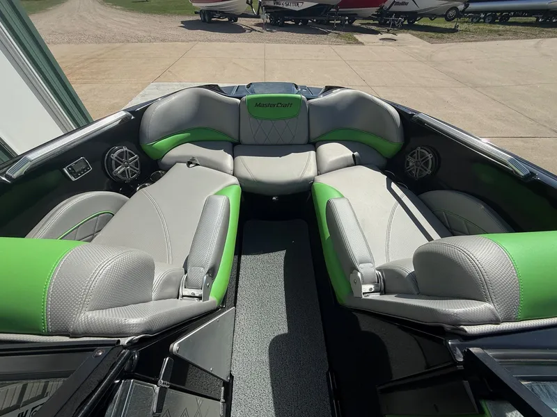 Slide: The Image of MasterCraft X25 2015 - 14