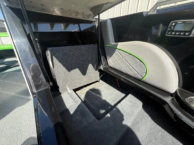 Slide: The Image of MasterCraft X25 2015 - 16