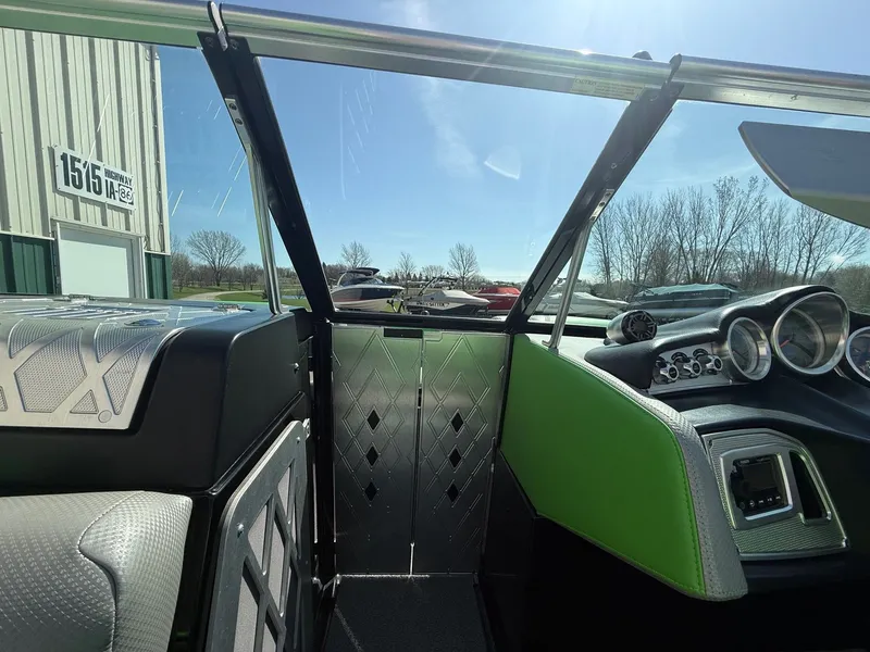 Slide: The Image of MasterCraft X25 2015 - 19