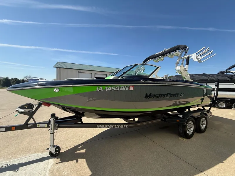 Slide: The Image of MasterCraft X25 2015 - 2