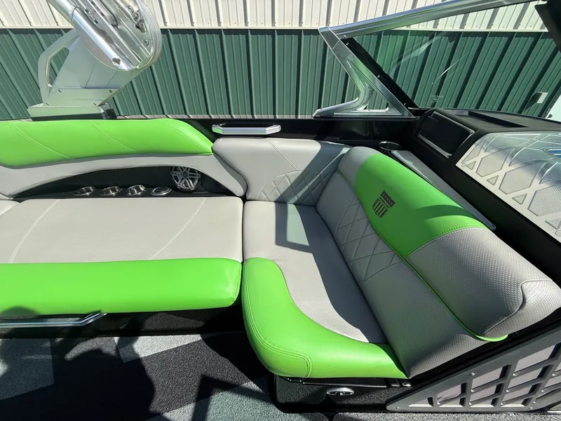 Slide: The Image of MasterCraft X25 2015 - 28