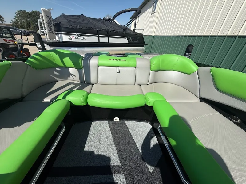 Slide: The Image of MasterCraft X25 2015 - 30
