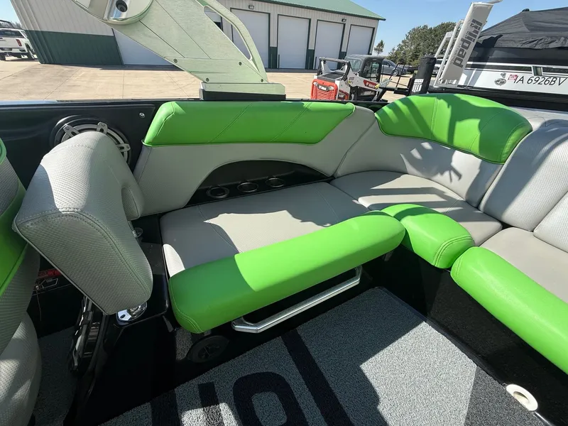 Slide: The Image of MasterCraft X25 2015 - 32