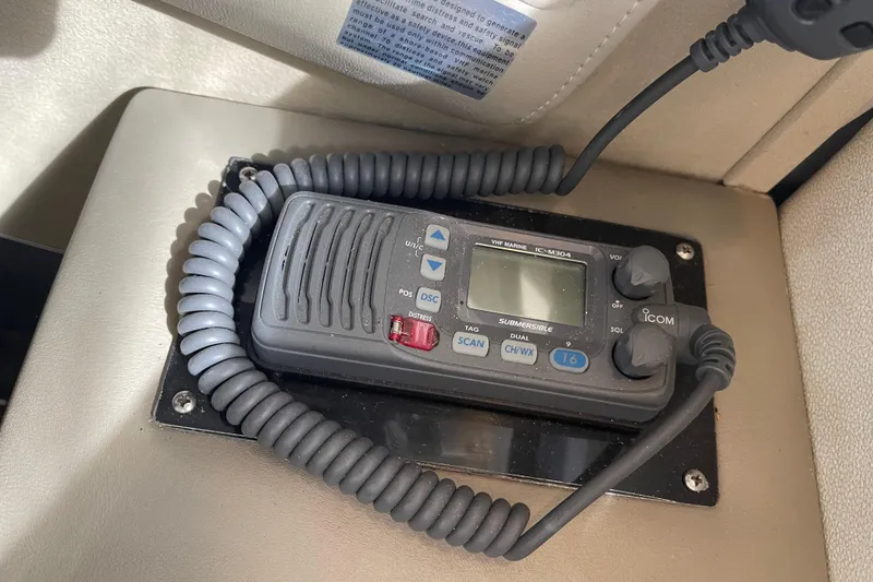Slide: The Image of VHF marine radio on 1996 Bayliner 3255 Avanti boat dashboard. - 18