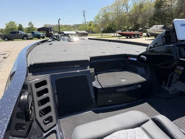 Slide: The Image of Ikon Boats LXE21 2026 - 17