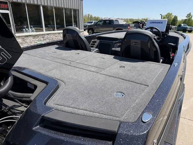 Slide: The Image of Ikon Boats LXE21 2026 - 5