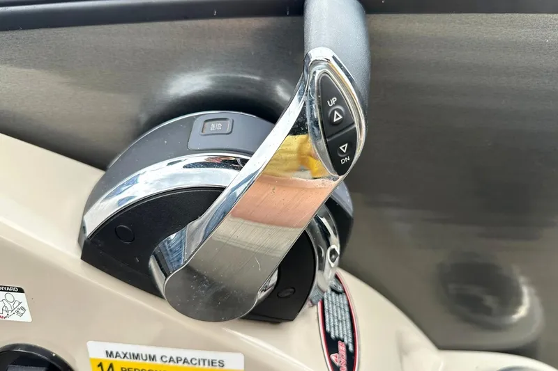 Slide: The Image of Throttle control lever on a 2018 Harris Grand Mariner 250 boat dashboard. - 42