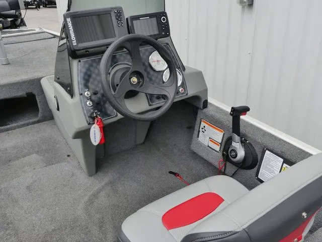 Slide: The Image of Tracker Pro 160 2016 - 15