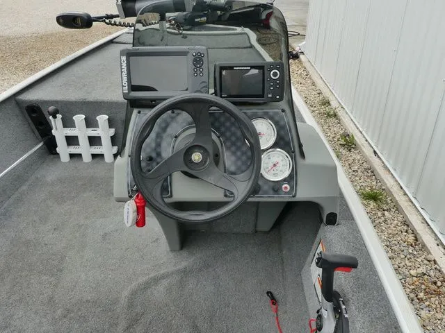 Slide: The Image of Tracker Pro 160 2016 - 16